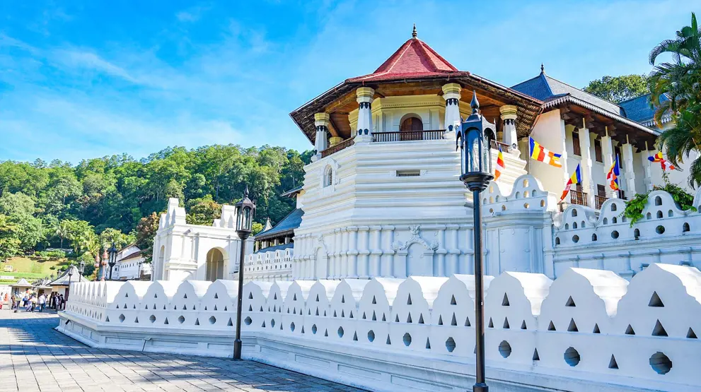 På rejser til Sri Lanka kan du besøge Tandens Tempel på din tur til Kandy