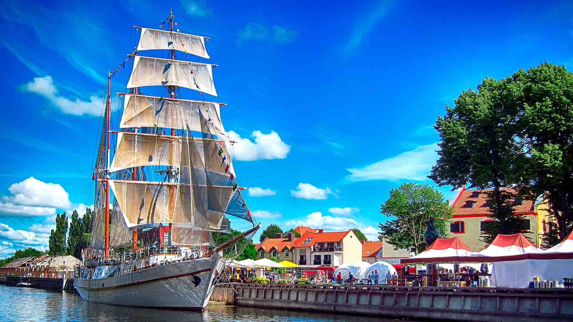 Klaipėda i Litauen byder på en unik blanding af moderne faciliteter og historisk charme, med smalle gader, gamle bygninger og en malerisk gamle bydel