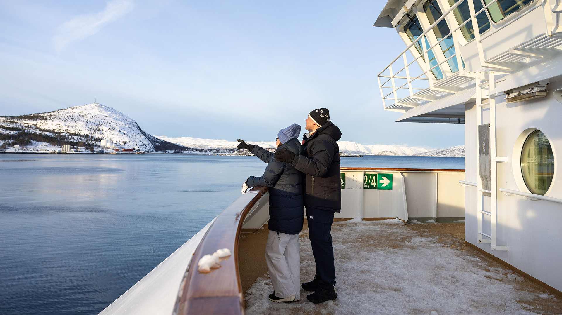 Oplev arktiske landskaber glide forbi med Nordkaplinjen på Hurtigruten | Foto: Espen Mills
