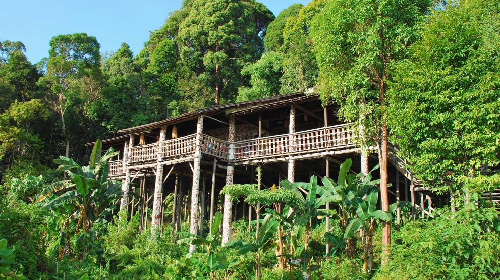 Et traditonelt longhouse på Borneo
