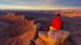 En besøgende nyder udsigten over Canyonlands National Park