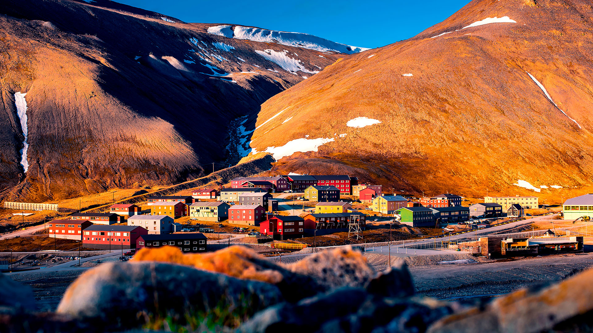 Oplev den arktiske stilhed og det særlige lys over Longyearbyen – verdens nordligste by