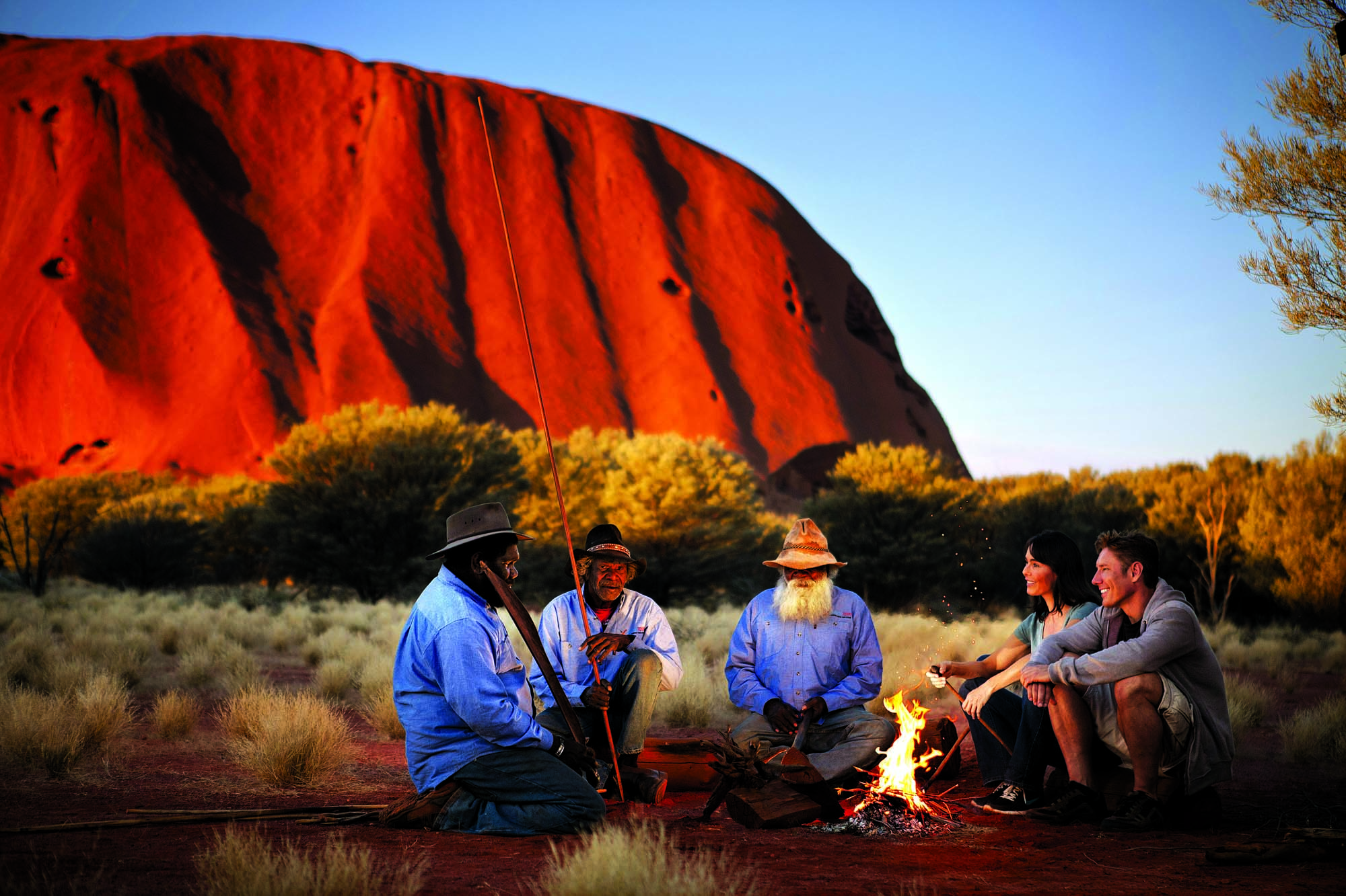Ved Uluru (Ayers Rock) vil I komme tæt på aboriginernes kultur og campere med udsigt til stenen.