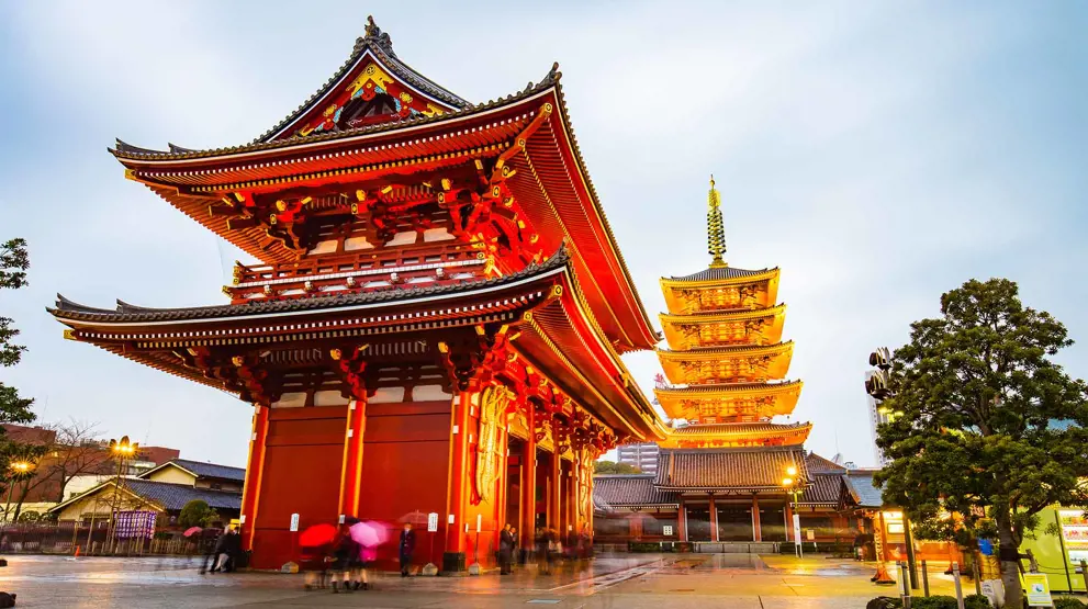 Indgangsporten til Sensoji-templet er et must at besøge på rejsen til Tokyo