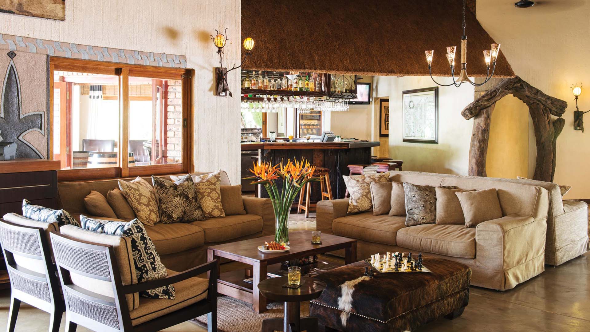 Hyggelig lounge og bar på Hippo Hollow Country Estate.