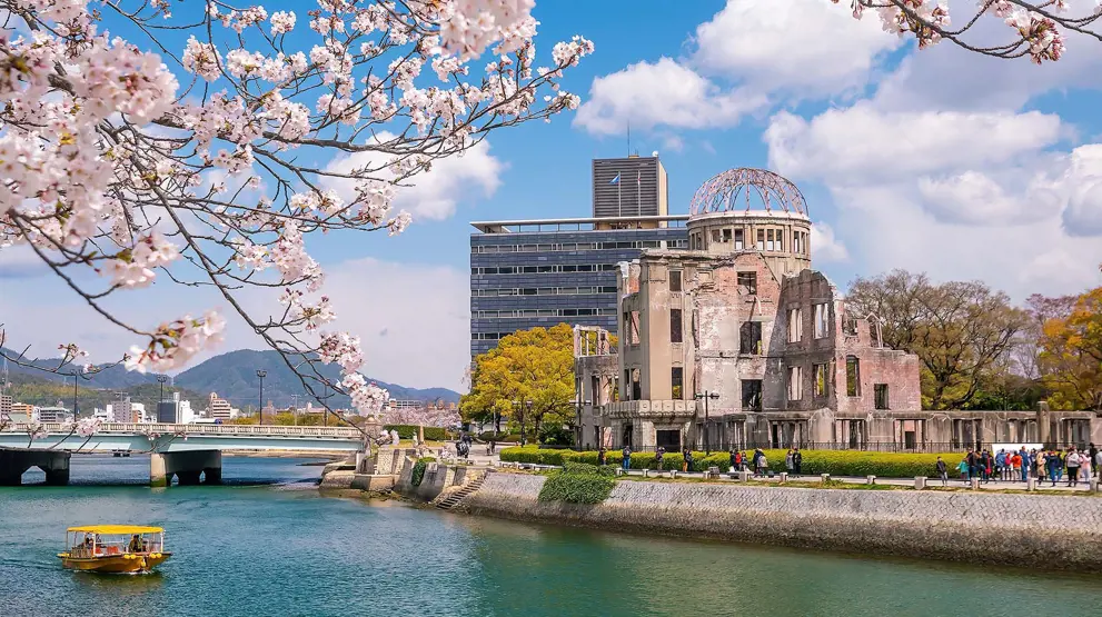 I Hiroshima kan I bl.a. se Atomic Bomb Dome, der står som et bevis på byens historie