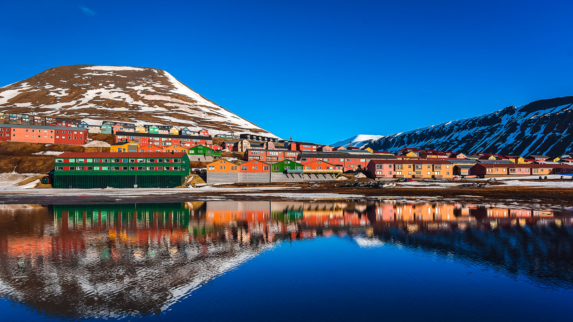 Longyearbyen ligger på kanten af vildmarken – med farverig charme og udsigt til sneklædte tinder