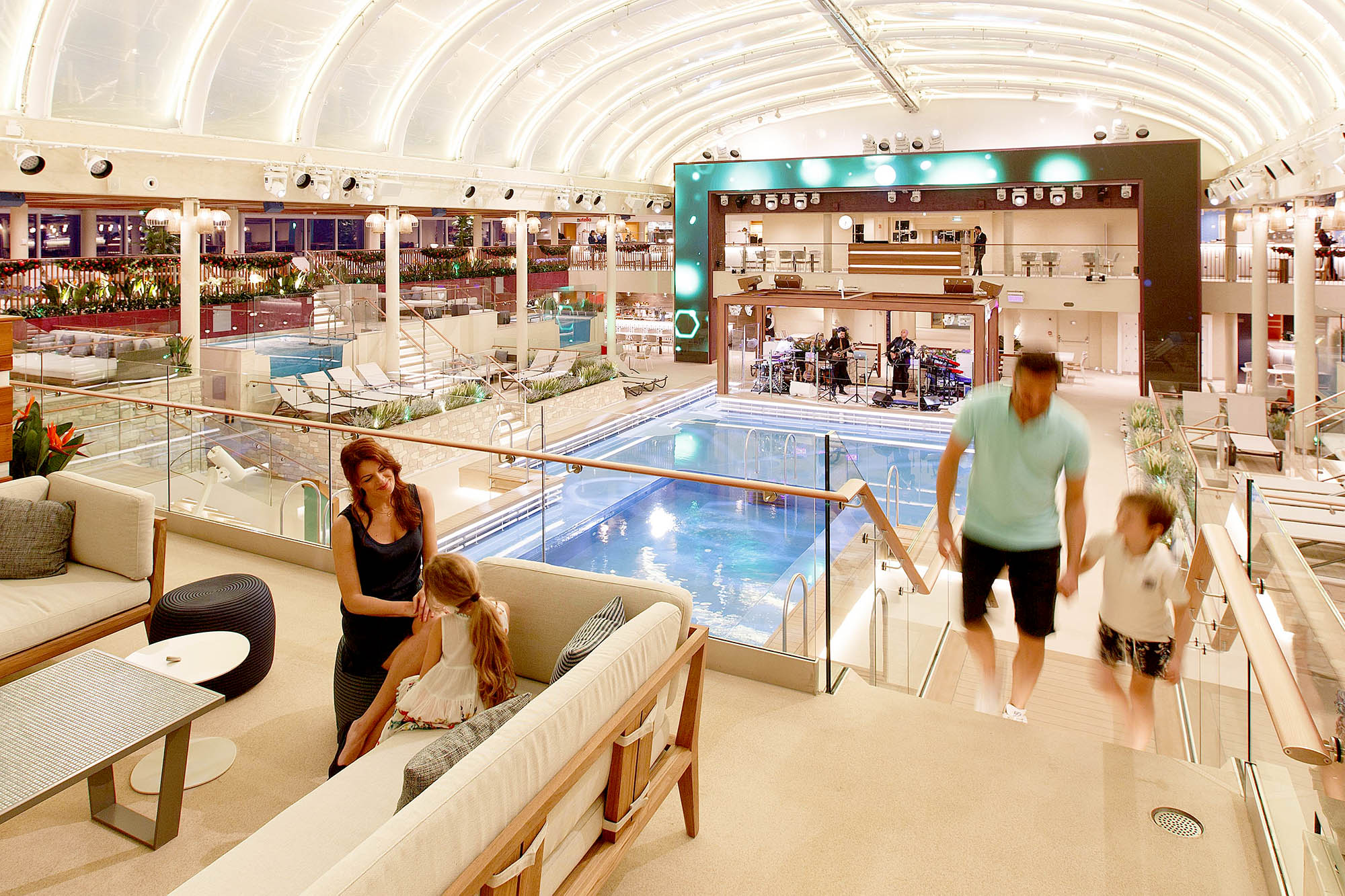 La Spiaggia Beach Club på Costa Smeralda er skibets hyggelige, overdækkede poolområde med glasloft og strandinspireret design