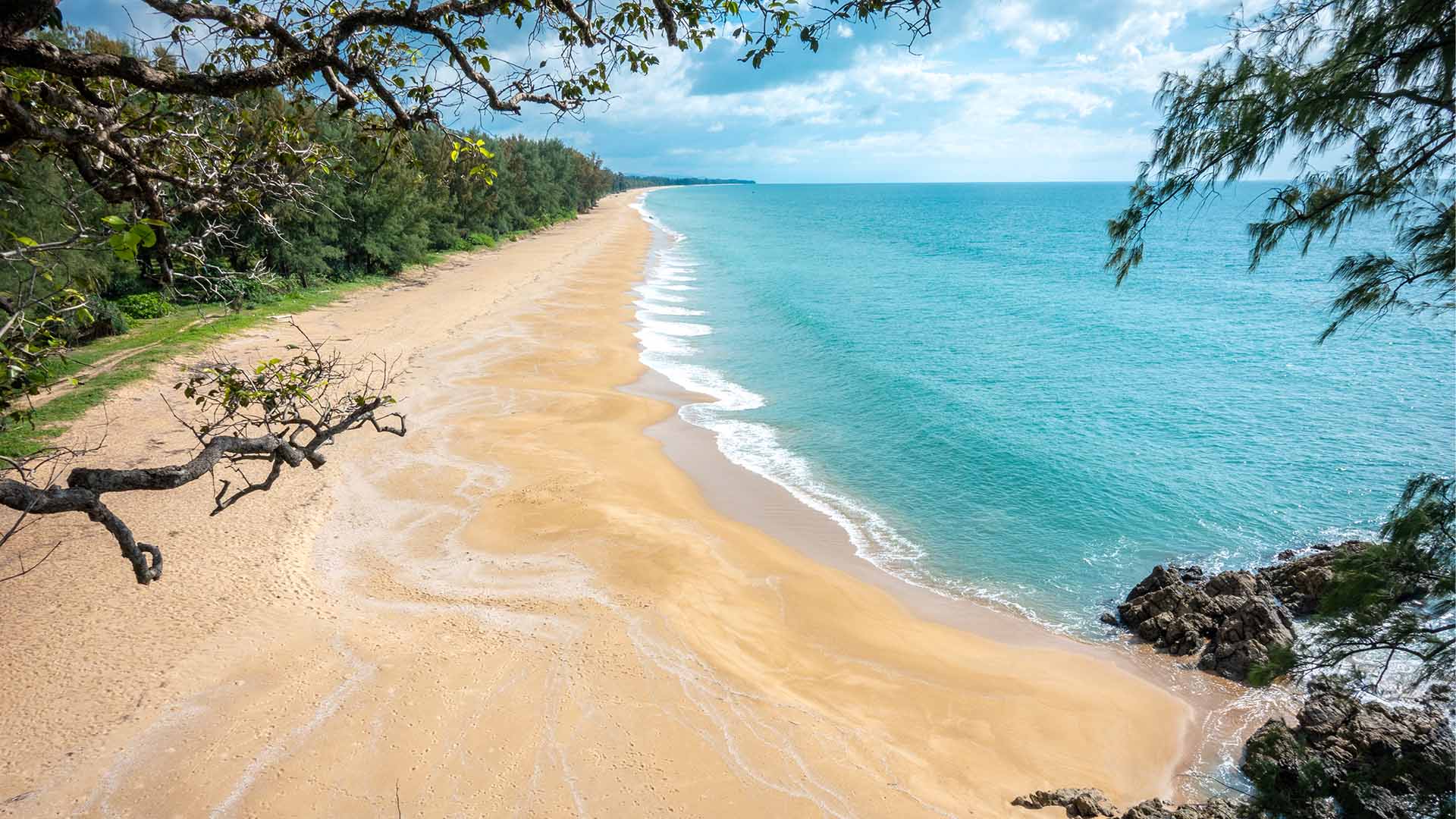 Vælger I badeferie på den lille ø Koh Phra Thong, får I en mere uforstyrret oplevelse.