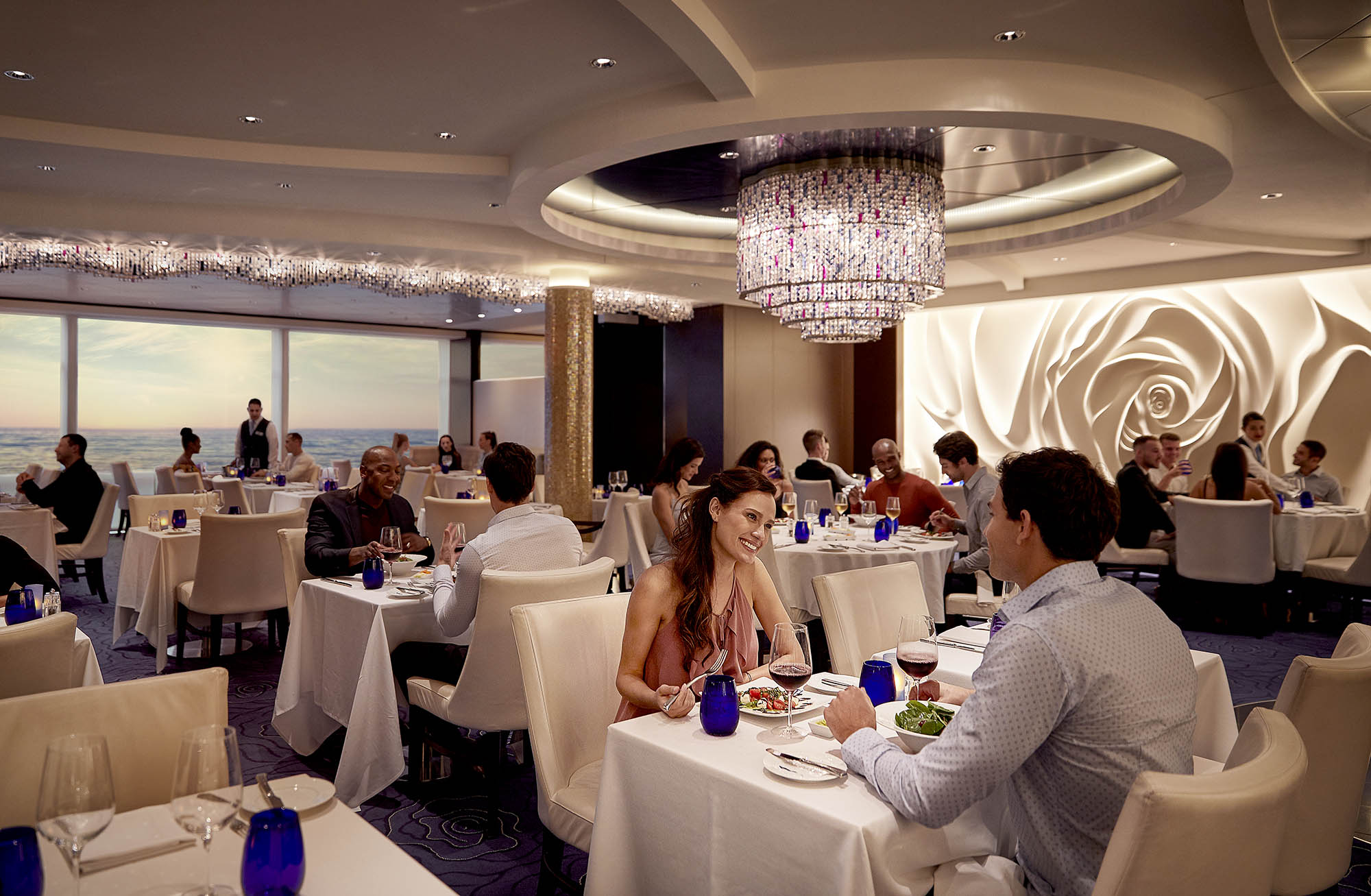 Spis lækre måltider ombord på skibets udvalg af restauranter
