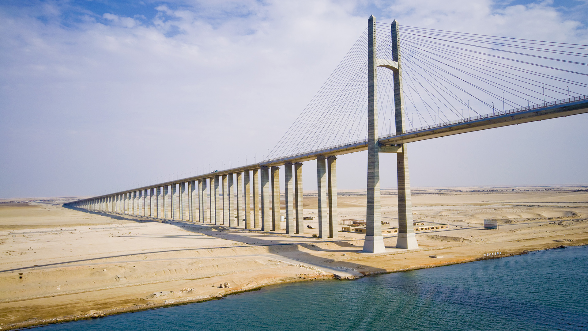 Suez-kanalen har stadig betydning i dag og ca. 20.000 skibe passerer hvert år