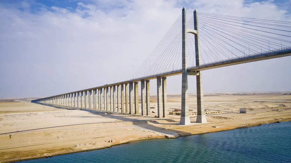 Suez-kanalen har stadig betydning i dag og ca. 20.000 skibe passerer hvert år
