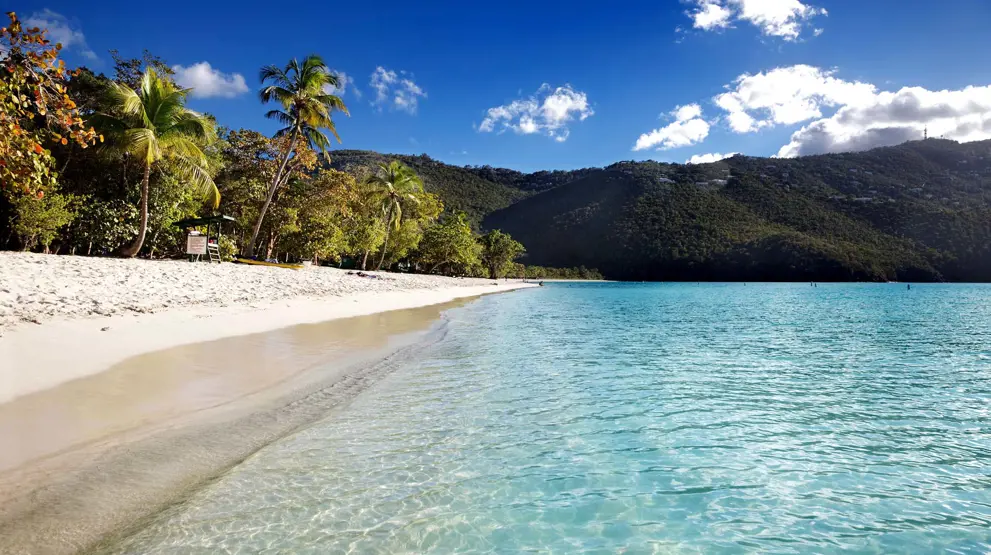 Udover kolonihistorie venter fantastiske strande og øliv, som her på Magens Bay