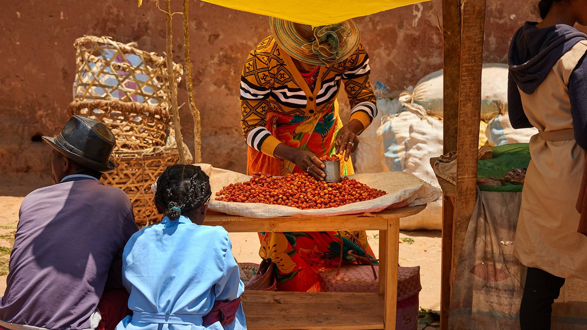 Udforsk lokale madmarkeder med krydderier og eksotiske frugter, og oplev den livlige stemning