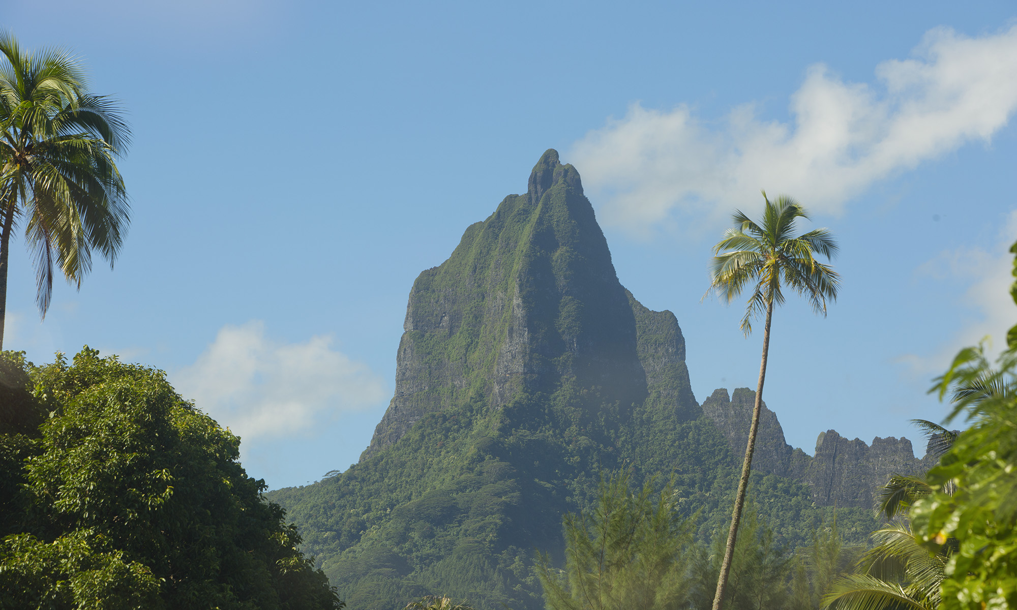 Klipperne troner majestætisk på Moorea | © TAHITI TOURISME