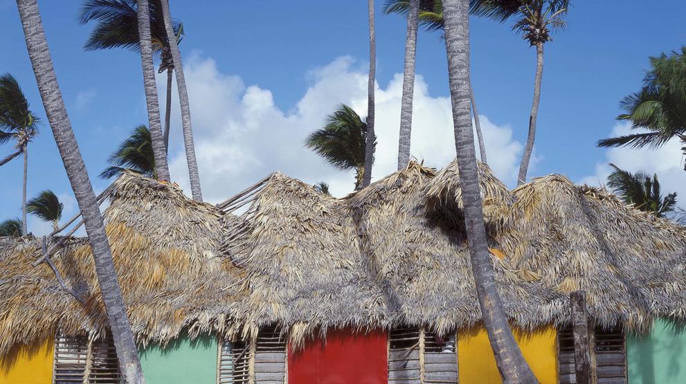 Farvestrålende huse på stranden - Rejser til Den Dominikanske Republik
