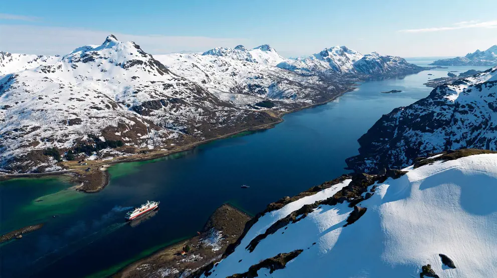 Sejladsen mod Lofoten er fantastisk smuk!