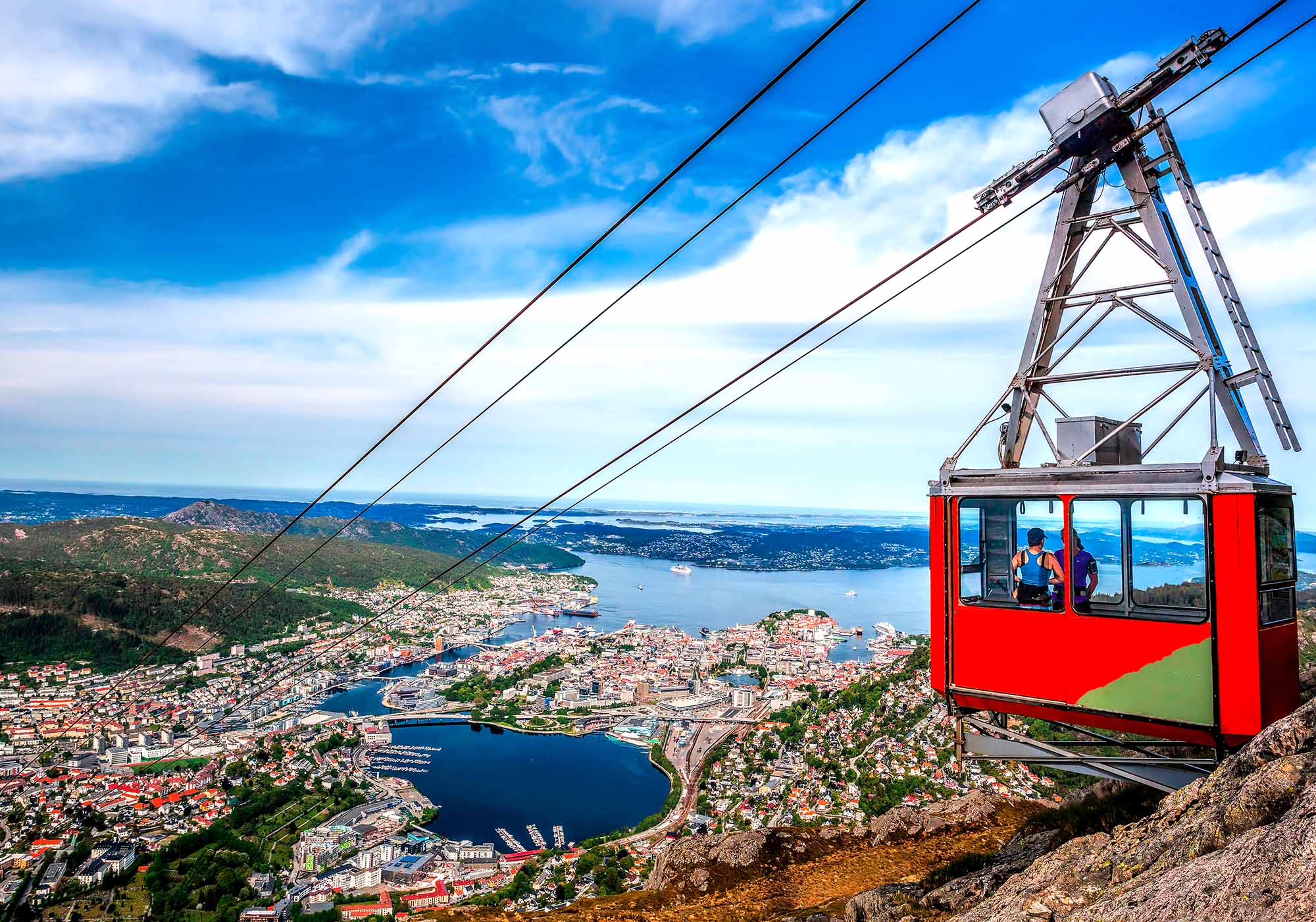 Tag en tur op ad fjeldet med Ulriksbanen for en fantastisk udsigt over Bergen
