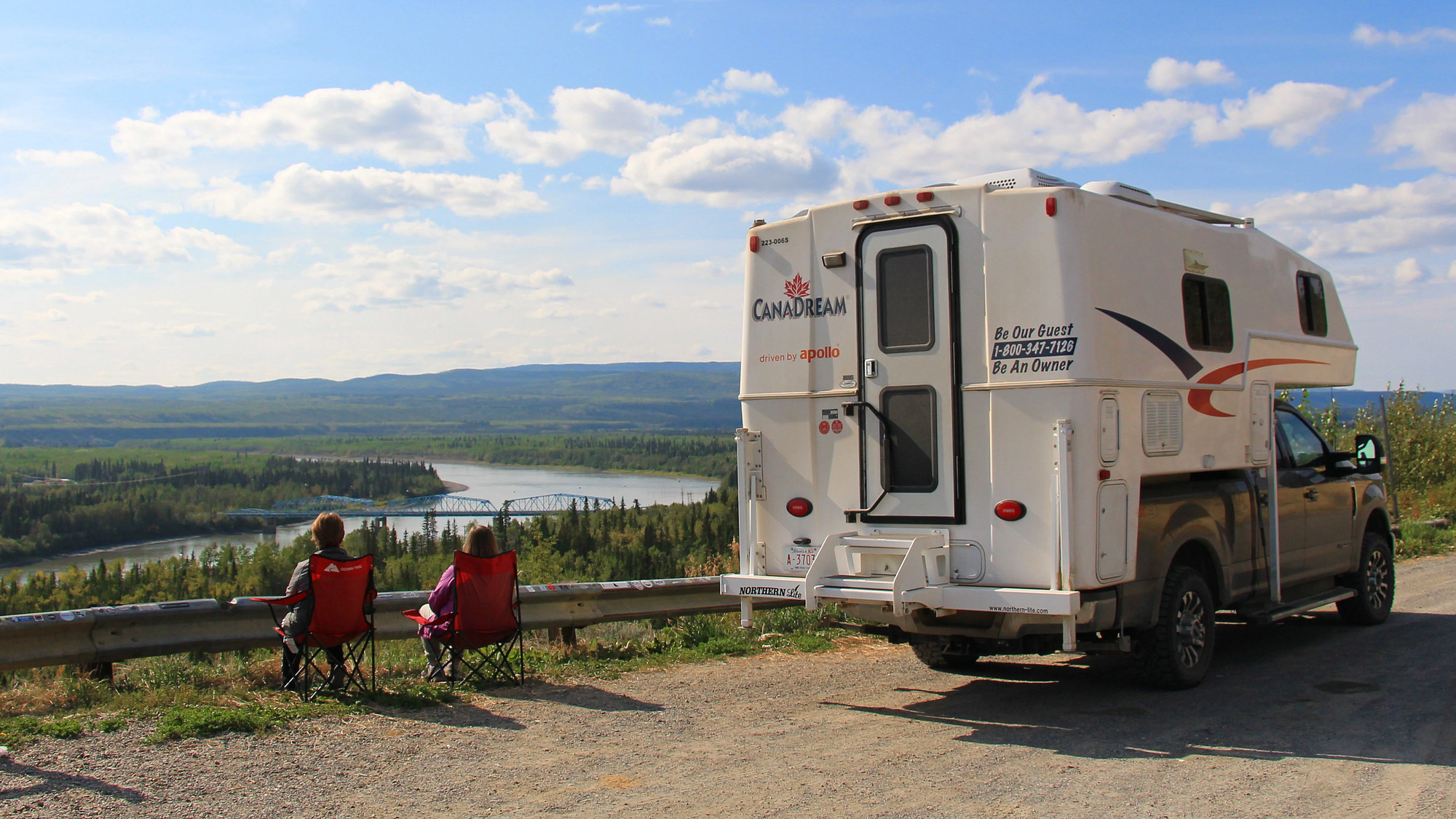 Nyd friheden med en autocamper i Canada. Her med udsigt til Yukon floden.