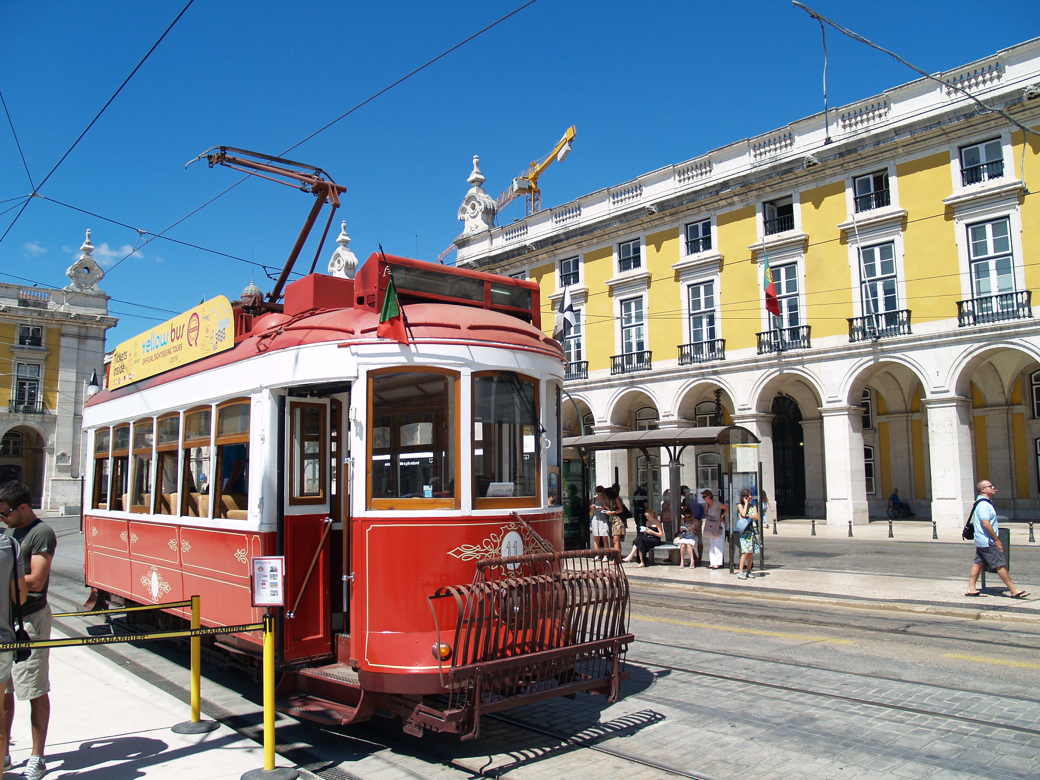 city_sightseeing_in_lisbon_bus