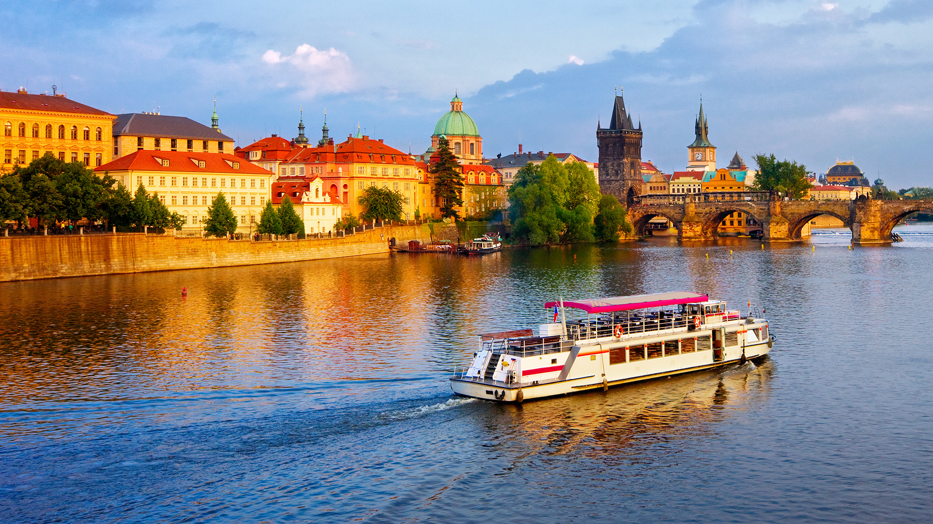 codan-prague-river-cruise-welcomedrink-and-buffet