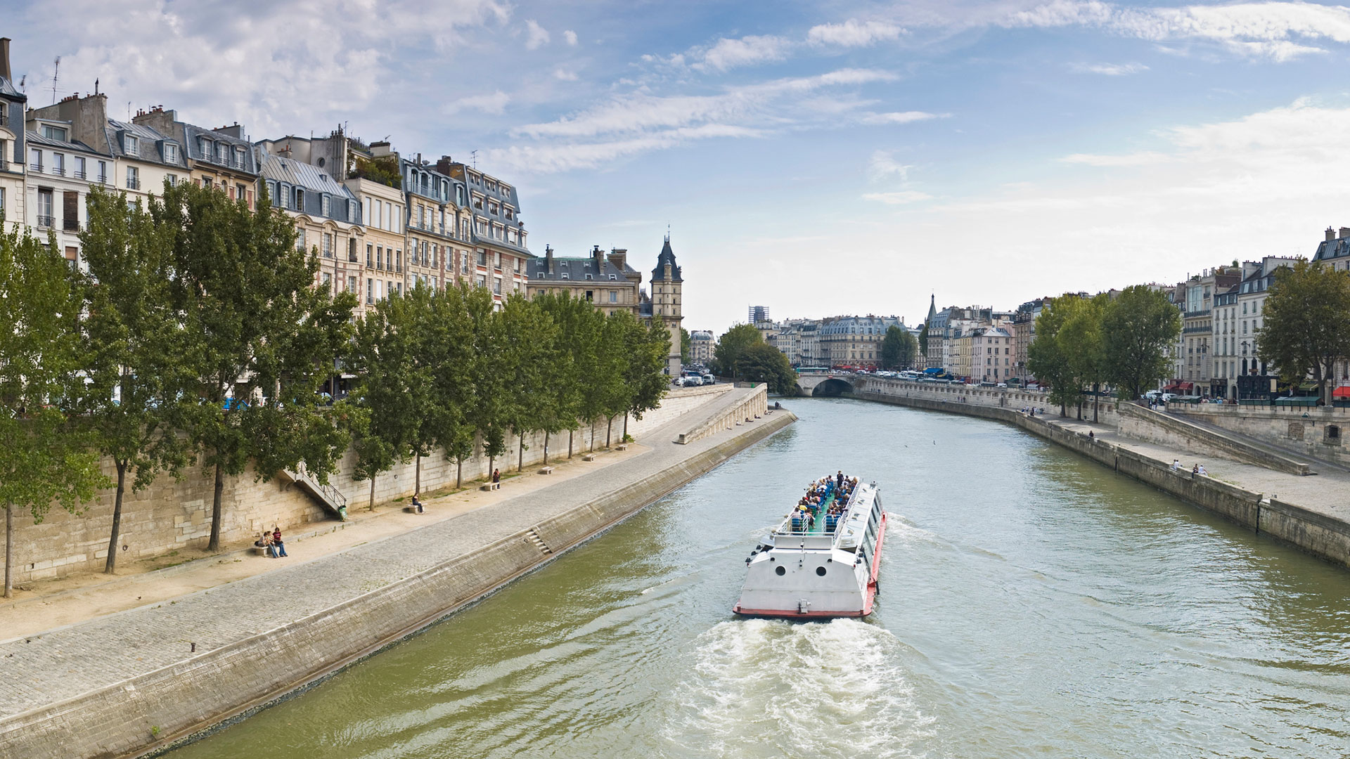 paris-cruise-on-river-seine-bateaux-mouches