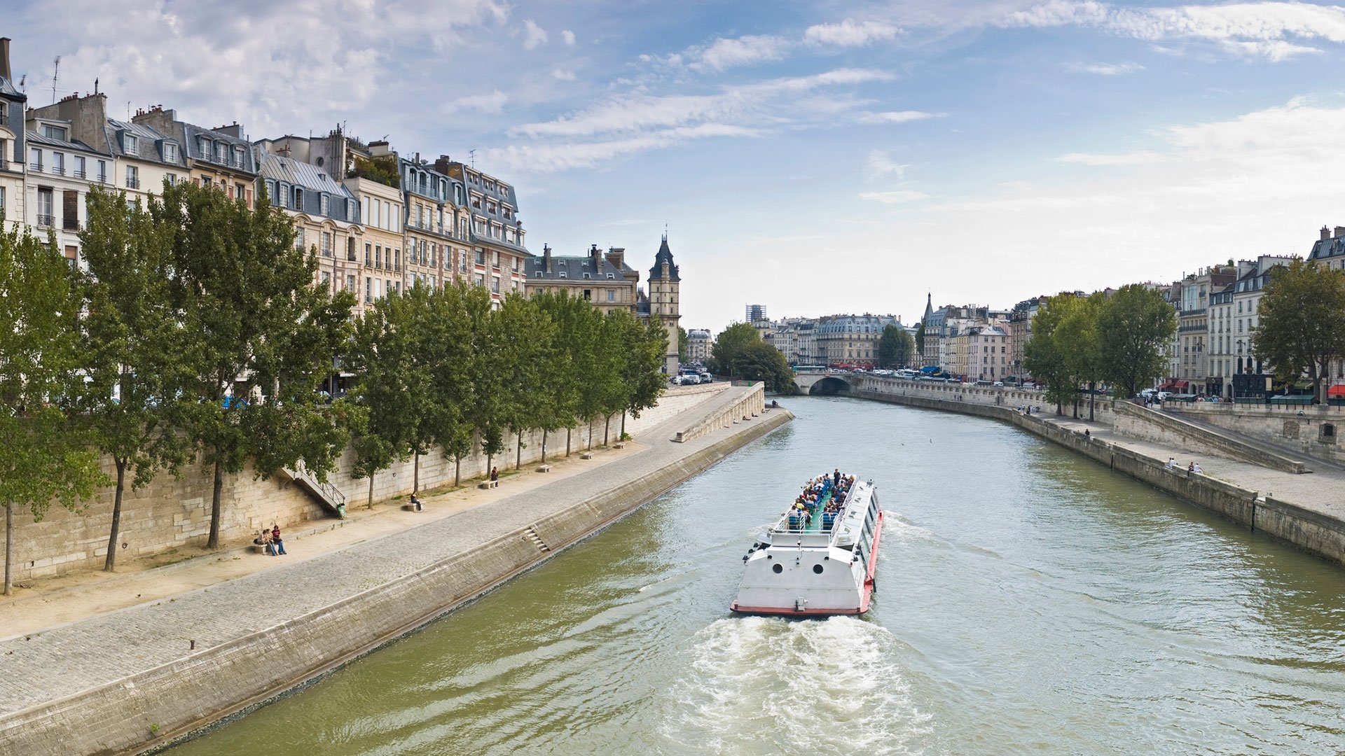 paris-cruise-on-river-seine-bateaux-mouches