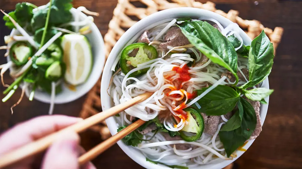 Rejser til Vietnam byder på kulinariske oplevelser, smag f.eks. nudelsuppen pho.