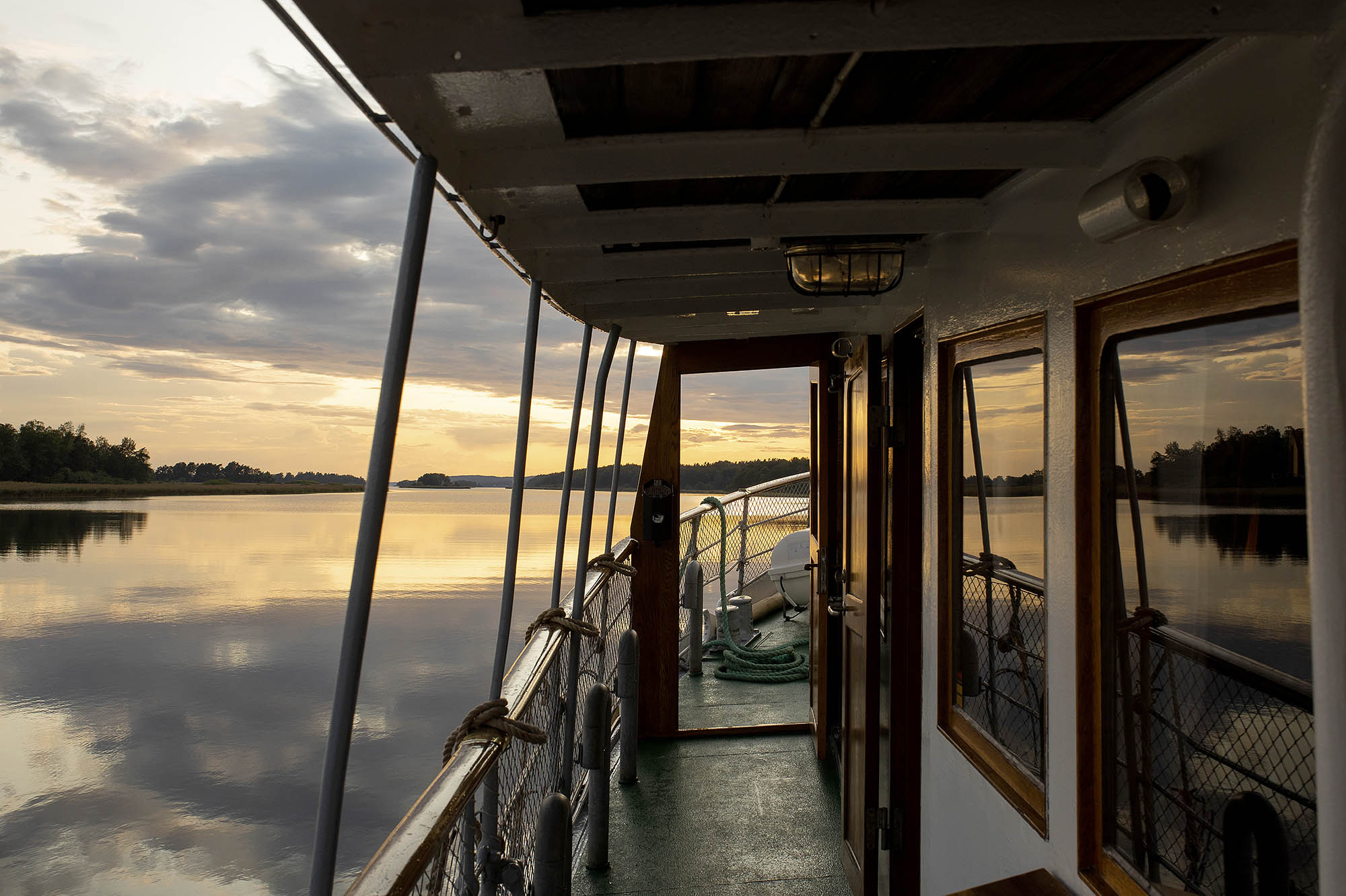Afslut dagen med at nyde den smukke udsigt, når solen går ned over Götakanalen
