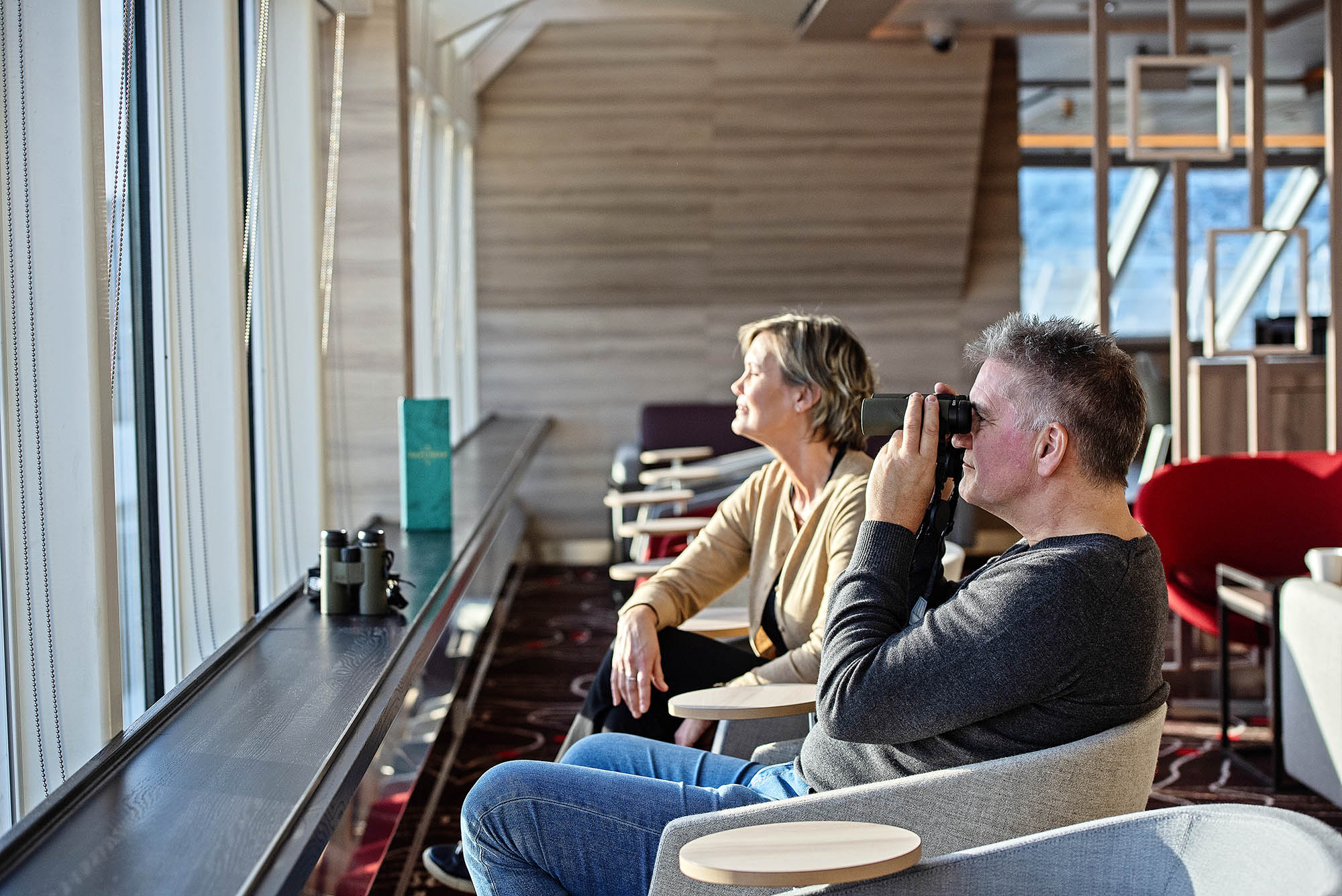 Slap af og lad op i den elegante Explorerlounge og bar