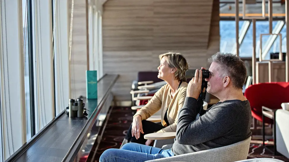 Slap af og lad op i den elegante Explorerlounge og bar