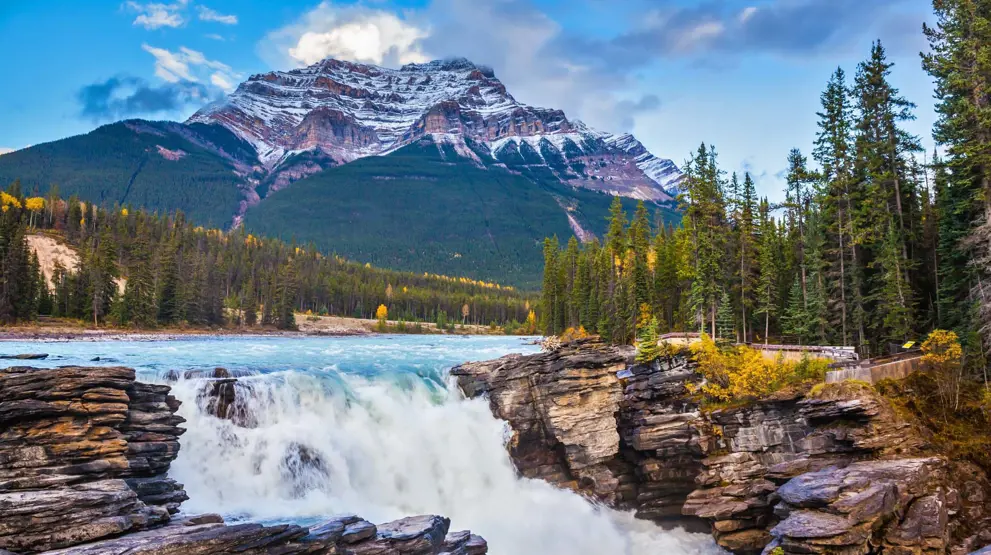 Se det flotte vandfald Athabasca Falls på rejser til Jasper National Park.