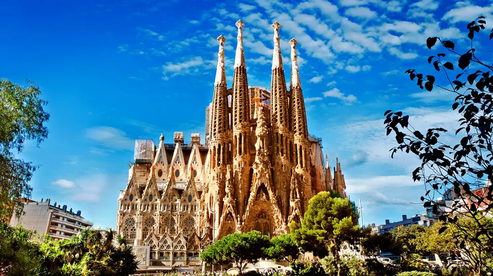 Oplev ikoniske seværdigheder som La Sagrada Familia i Barcelona på et krydstogt i Middelhavet