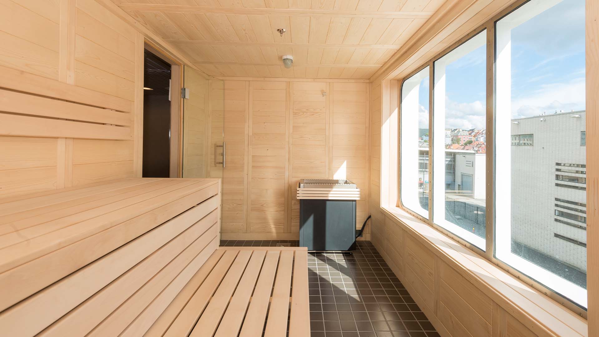 Timerne ombord på skibet kan nydes i en jacuzzi eller sauna med udsigt.