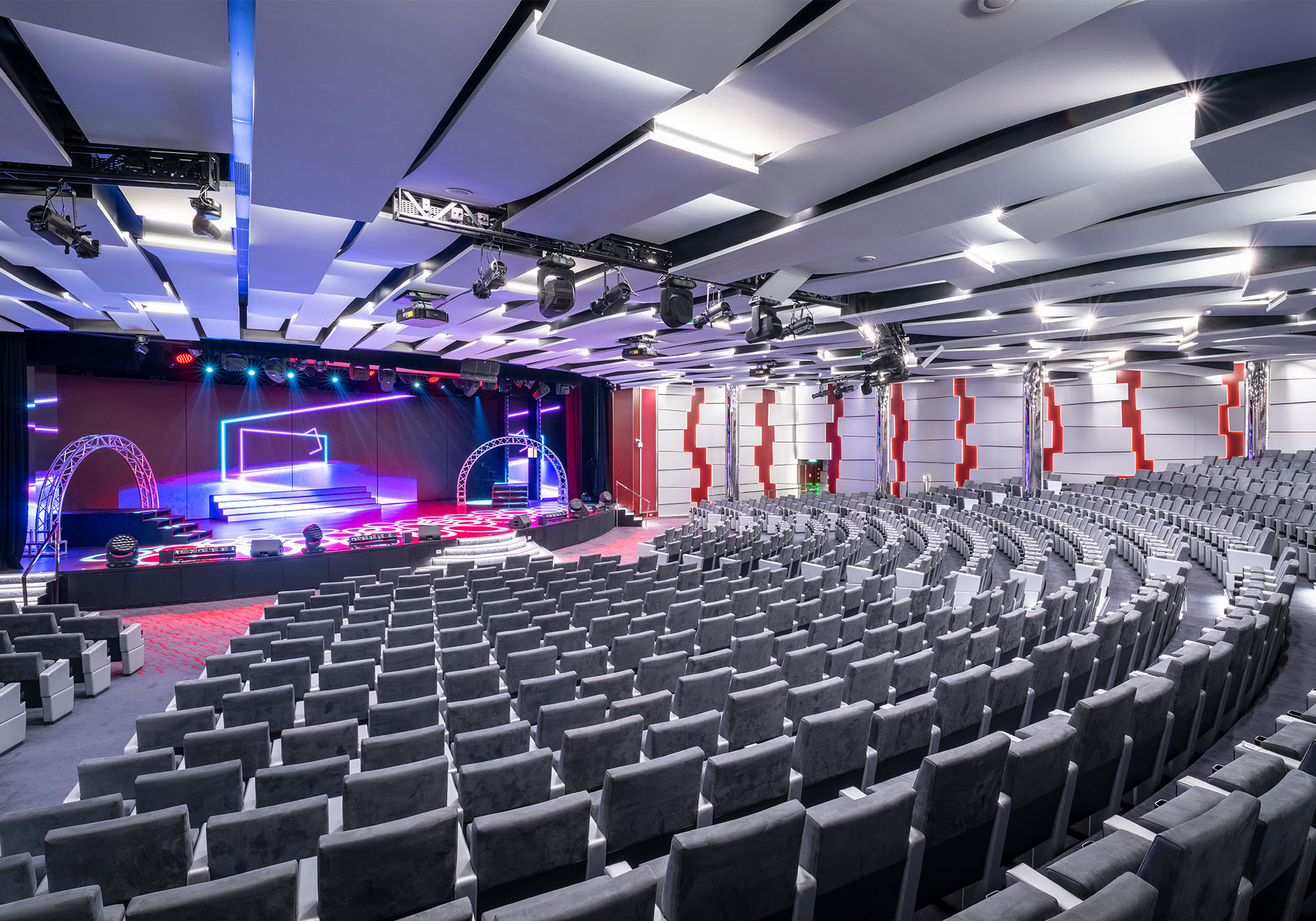 Alle har fri adgang til skibenes teatre, uanset hvilken Experience du har valgt