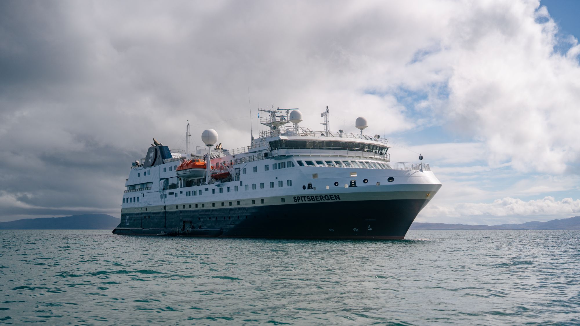 MS Spitsbergen bringer dig tættere på øerne, skærgårdene og kysten