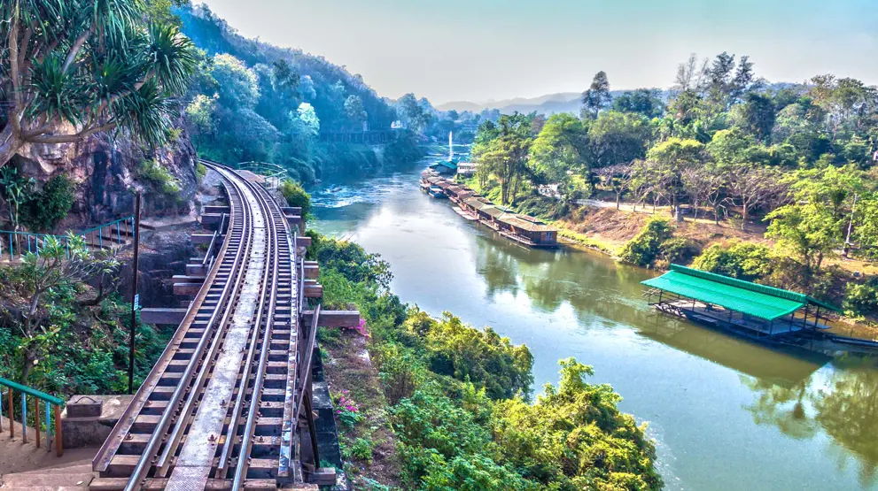 Oplev "Dødens jernbane" der kører over River Kwai.