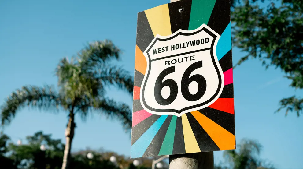Route 66 går hele vejen fra Chicago i øst og ender i Los Angeles, Californien, i vest