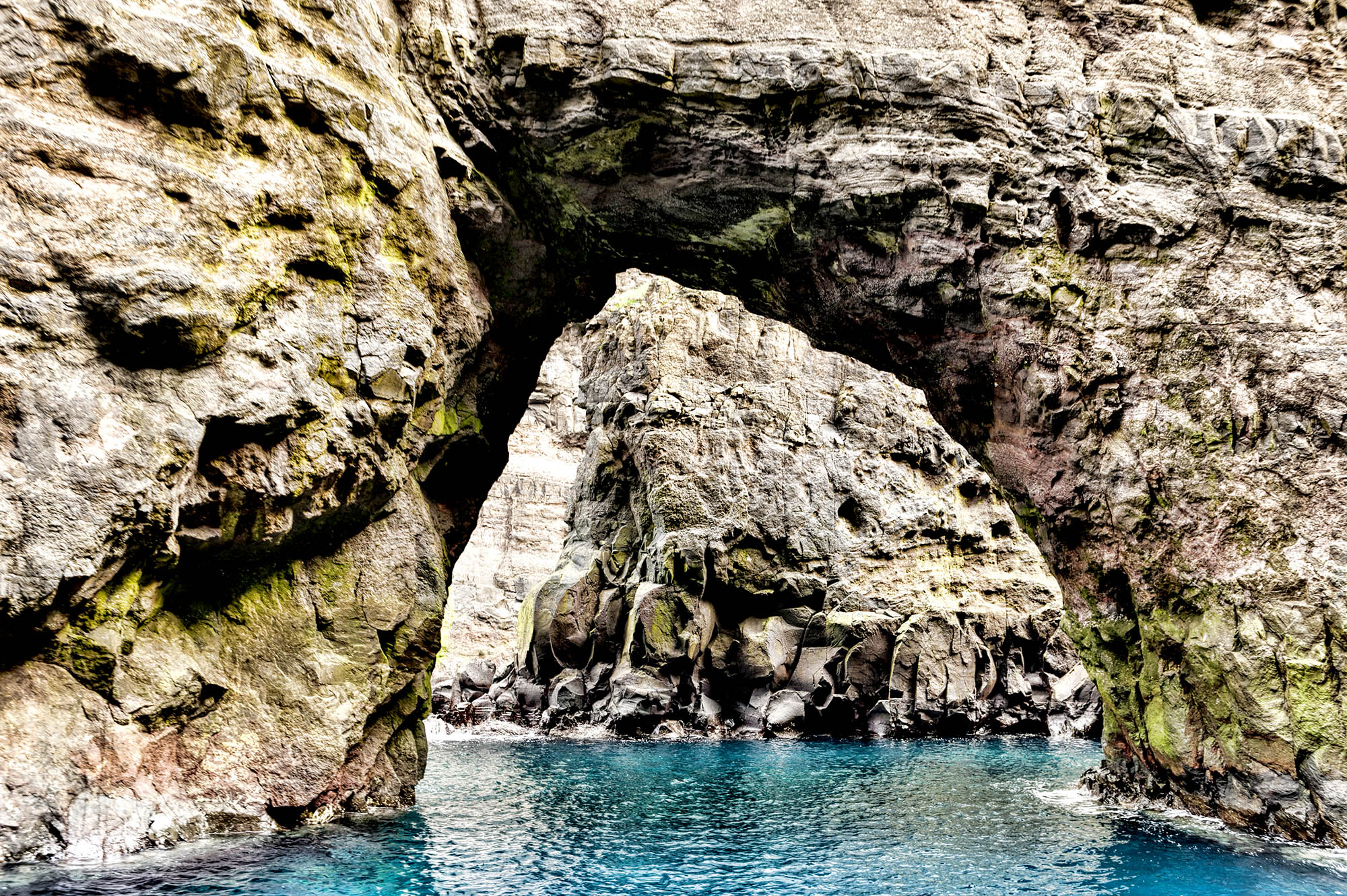 Kom på en sejltur ved Vestmanna-klipperne