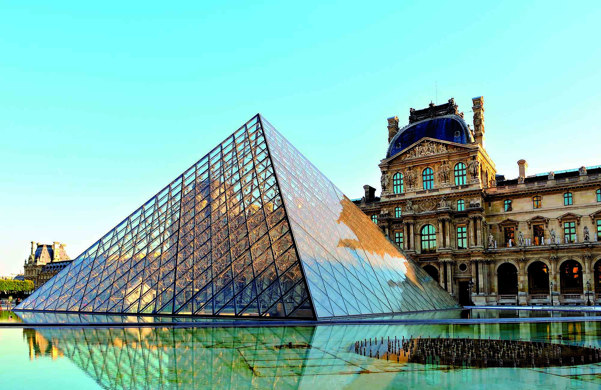 Besøg det verdensberømte Louvre-museum og oplev kunst, kultur og historie i Paris.
