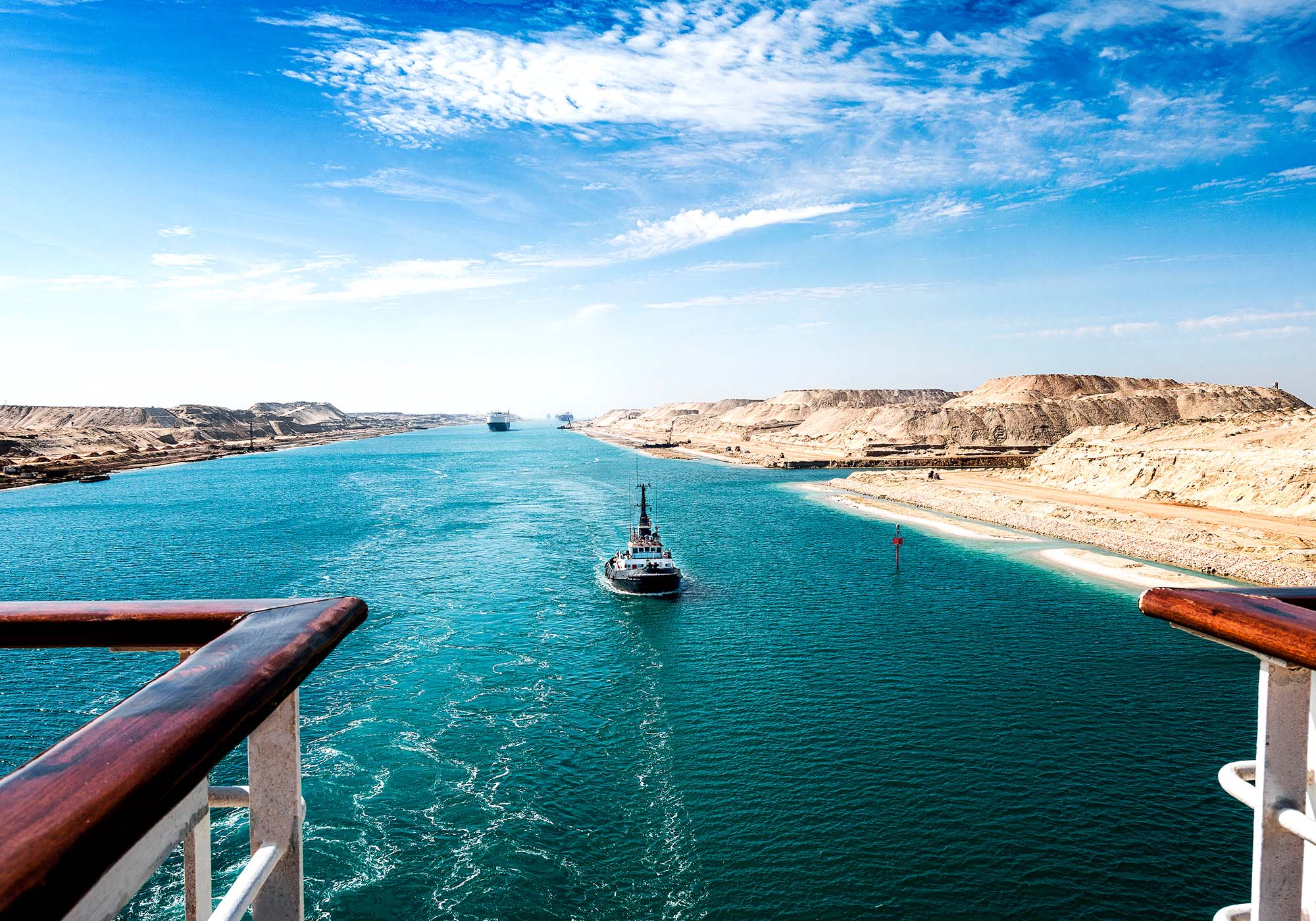 Nyd udsigten fra kahytten eller dækket, mens du sejler gennem passagen