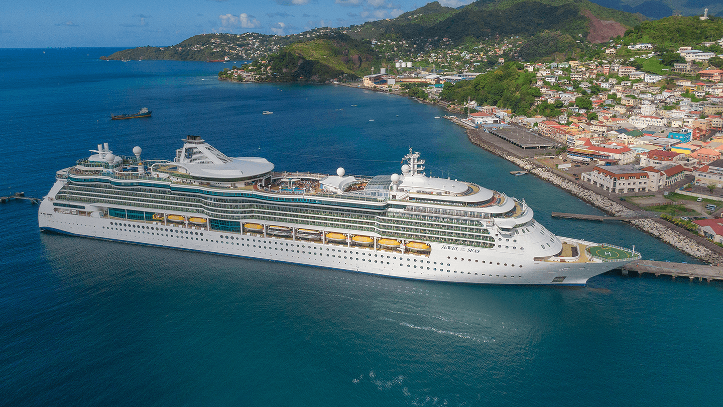 Nyd Caribiens varme brise fra dækket på skibet - her Jewel of the Seas