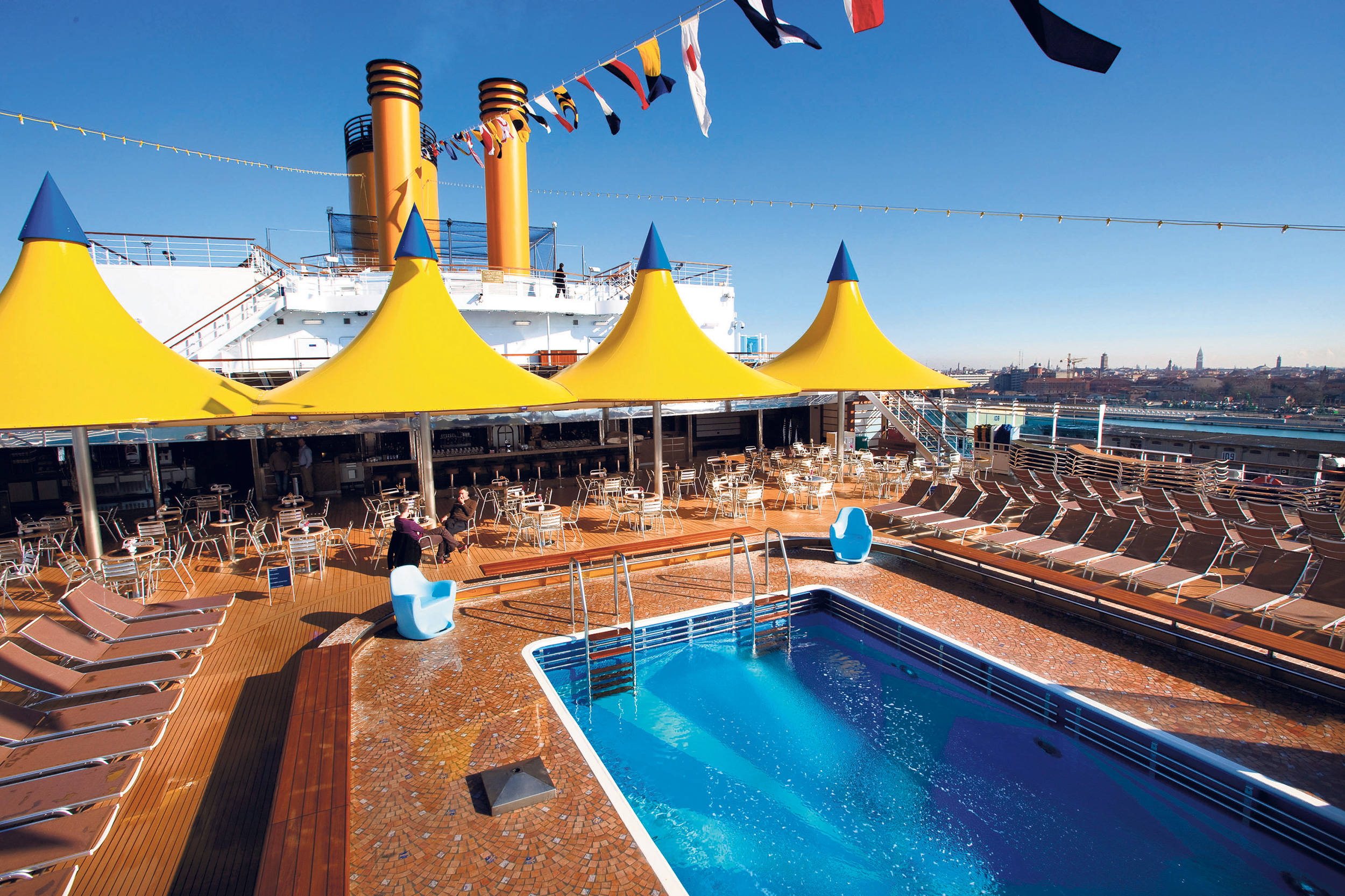 Pooldækket på Costa Deliziosa