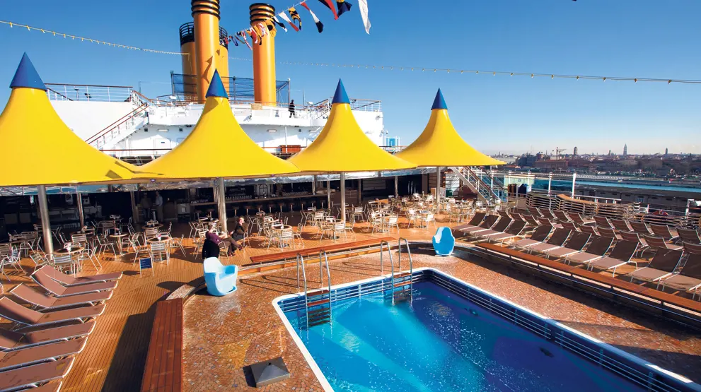 Pooldækket på Costa Deliziosa