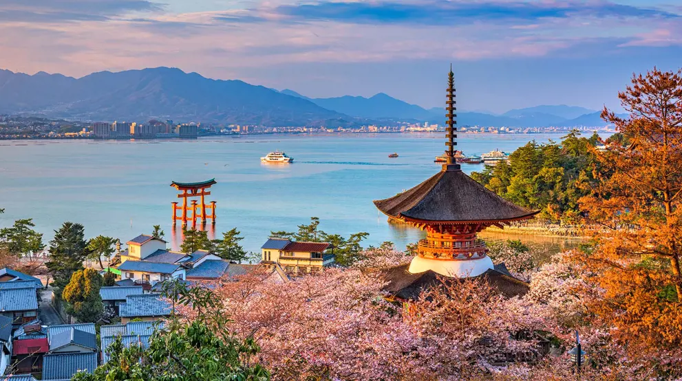 En kort sejltur fra Hiroshima ligger øen Miyajima, som er oplagt at besøge på rejsen
