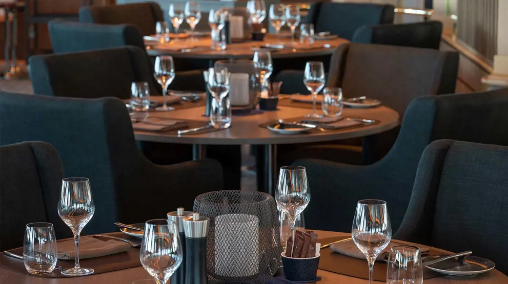 Nyd et udsøgt måltid på restaurant Lindstrøm ombord