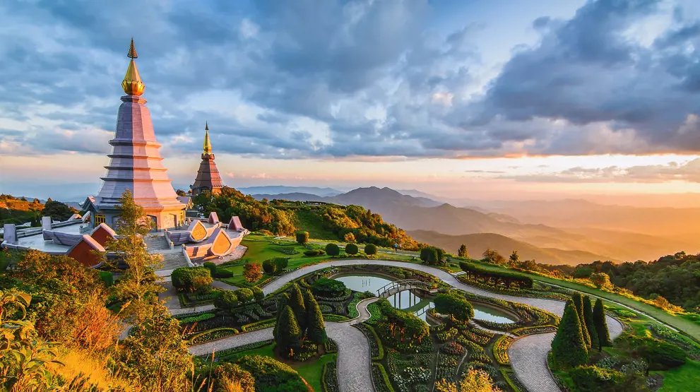 Besøg de mange attraktioner, bl.a. Doi Inthanon Nationalpark med Thailands højeste bjerg.