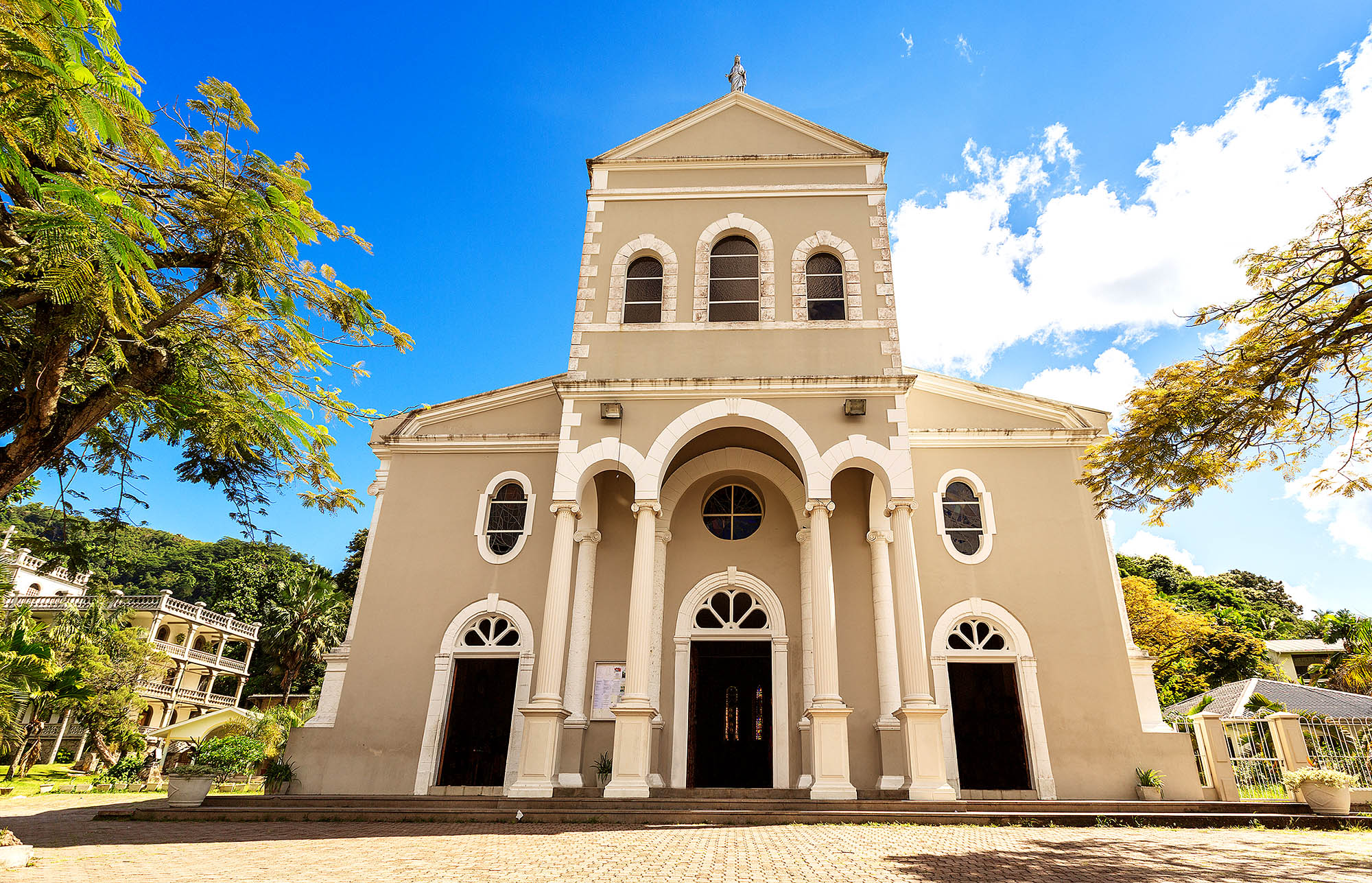 På din Seychellerne-rejse kan du se den smukke katedral i hovedstaden Victoria.
