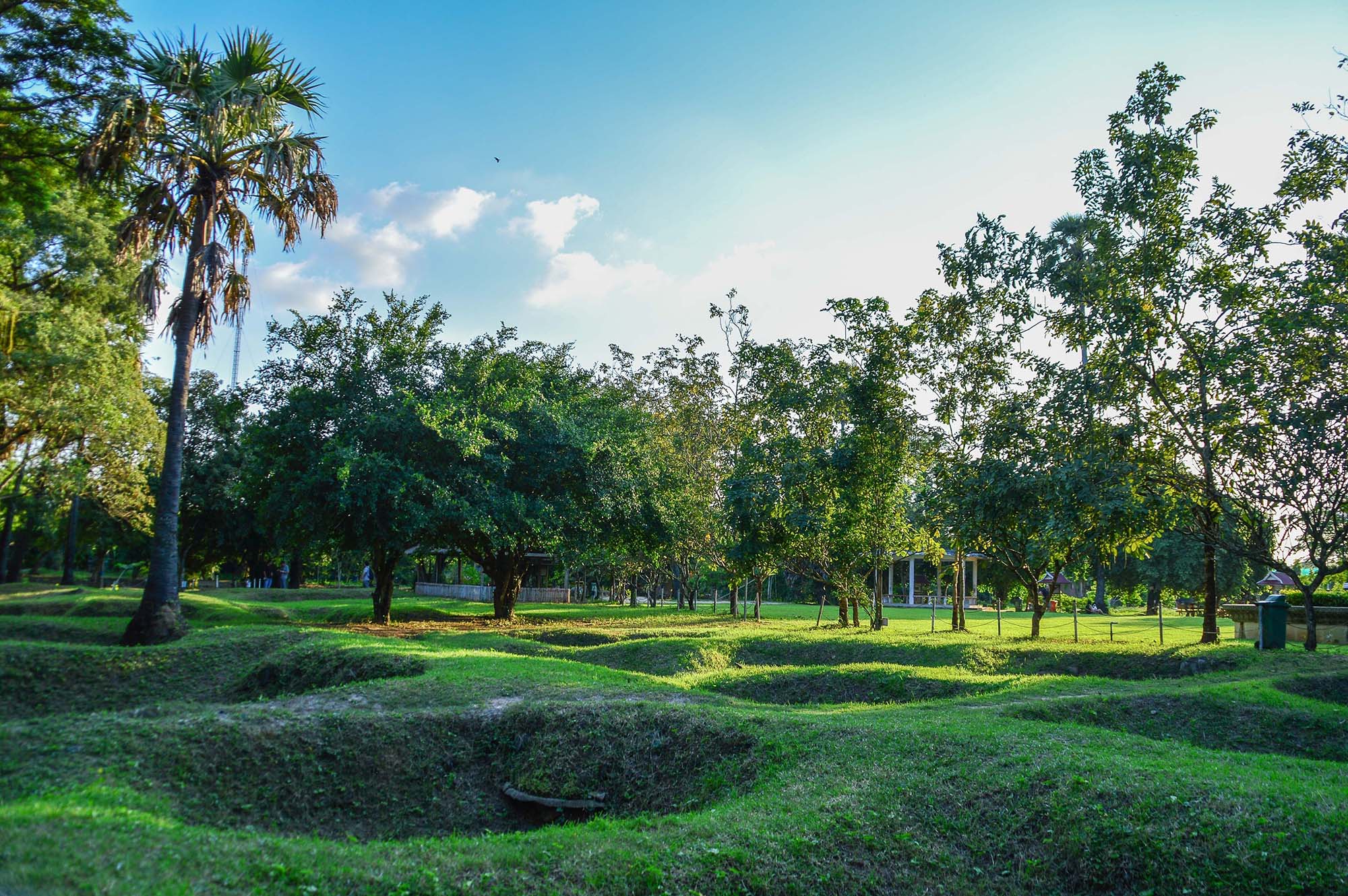 Besøg Killing Fields for et rørende besøg - se bl.a. massegravene.