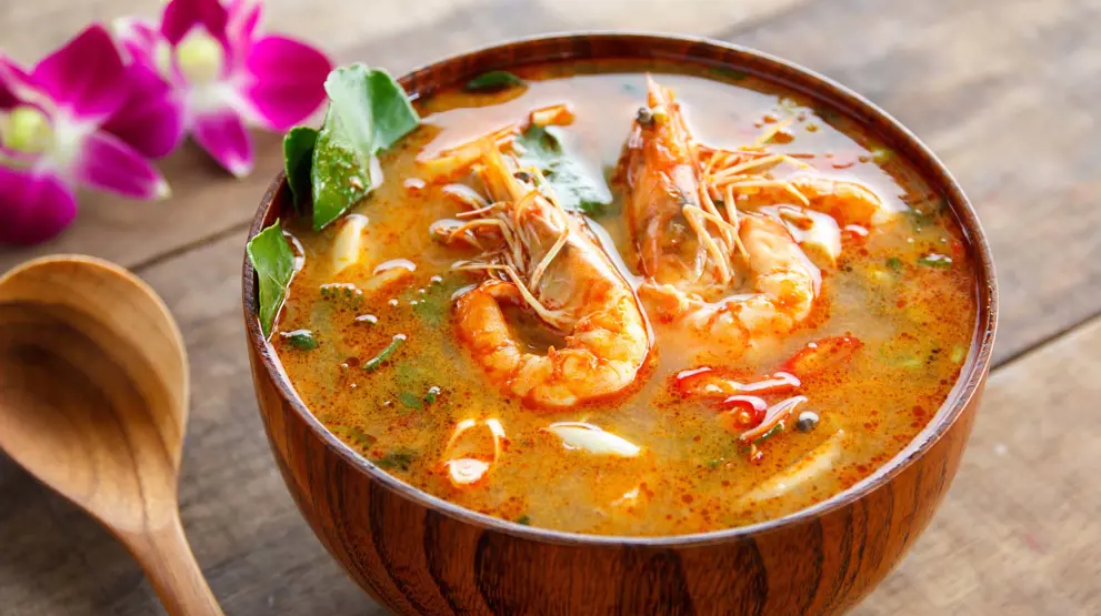 Smag den lækre thailandske mad, som f.eks. Tom Yam Kung på rejser til Thailand.
